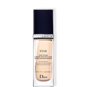 Inspired by the professional illuminating techniques and expertise of its makeup artists, Dior invents Diorskin Star, its 1st brightening foundation: a weightless fluid capable of instantly and lastingly recreating the spectacular and perfecting light of Dior studios.