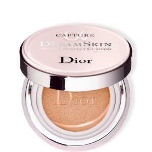 Enriched with skin caring agents, this unique Moist & Perfect cushion minimizes pores and neutralizes minor redness and shine for a smoother complexion on the go, while providing high sun protection.