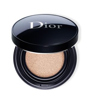 Fresh makeup background in pad, skin perfector, long lasting 16 h with a matte luminous finish. Fluid texture and incredibly fresh, the new Diorskin Forever Perfect Cushion corrects the complexion.
