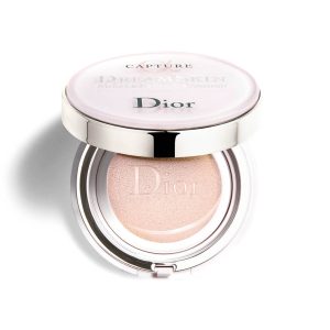 Dior has reinvented its iconic on-the-go skincare to strengthen its beneficial action and deliver an amazingly natural beauty result. Throughout the day, Dreamskin Moist & Perfect Cushion acts on the appearance of pores, minor redness and shine for naturally more beautiful skin in every circumstance. The complexion is fresh, matte and luminous. Day after day, the skin and complexion are enhanced by its age-defying and protective SPF 50 PA+++ properties. 