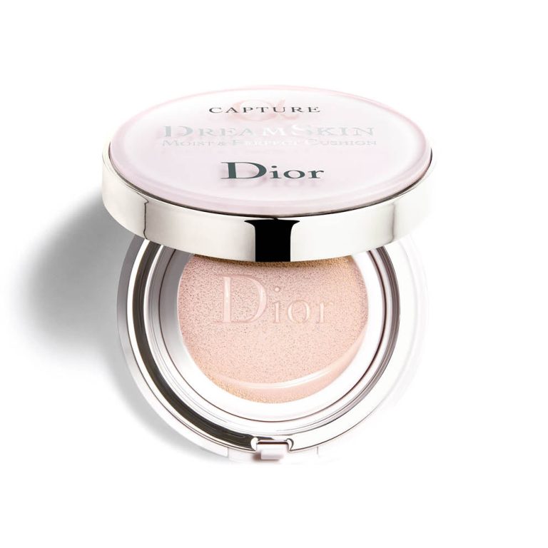 Dior has reinvented its iconic on-the-go skincare to strengthen its beneficial action and deliver an amazingly natural beauty result. Throughout the day, Dreamskin Moist & Perfect Cushion acts on the appearance of pores, minor redness and shine for naturally more beautiful skin in every circumstance. The complexion is fresh, matte and luminous. Day after day, the skin and complexion are enhanced by its age-defying and protective SPF 50 PA+++ properties. 