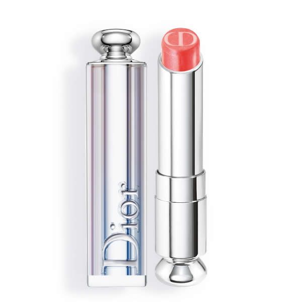 Dior ushers in a new era in lip makeup with the breakthrough creation of a lipstick that boasts a hydra-gel core with a top coat effect for sensational mirror shine. Concentrated in the shape of a CD at the center, the ultra-moisturizing soft core runs the full length of the stick. Application after application, it works like a top coat, adding an extra dose of shine and colourfastness with unbelievable comfort.