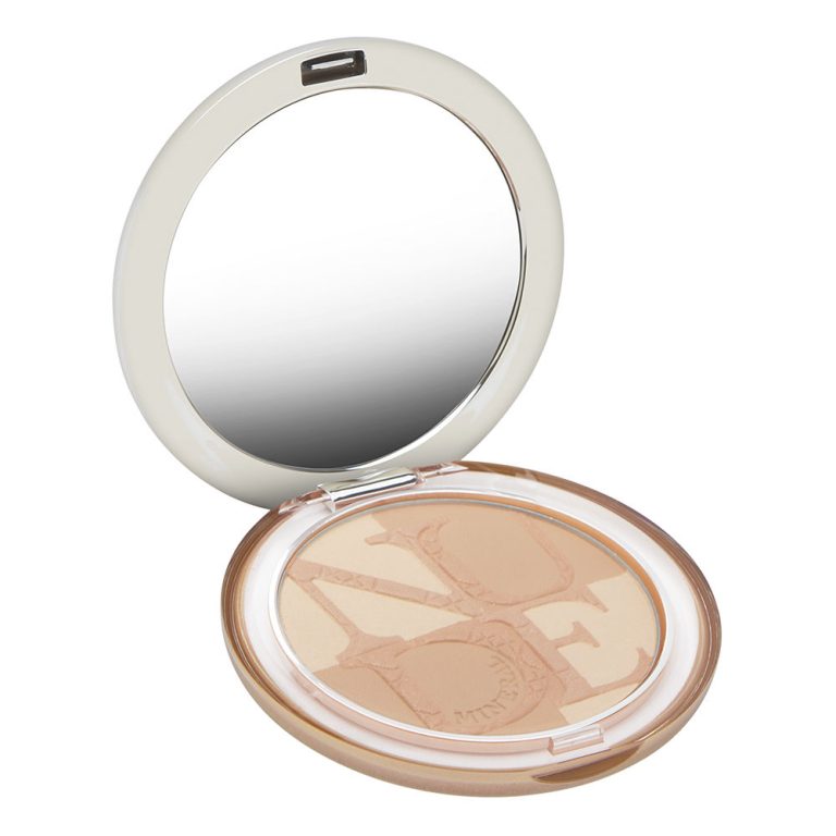 Diorskin Mineral Nude Bronze powder, infused with golden minerals, captures the light and enhances the effects of sun on the skin. It warms the complexion for a unique, natural and luminous effect. You appear naturally tanned. The new Diorskin Mineral Nude Bronze is unveiled in a new thinner and lighter compact.