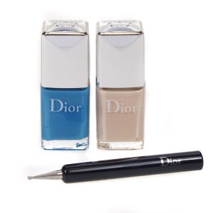 Draw peas to dress up your fingertips! Dior created this season a duo of mini varnish and its Dotting Tool to punctuate the summer it-shades of bright colors.