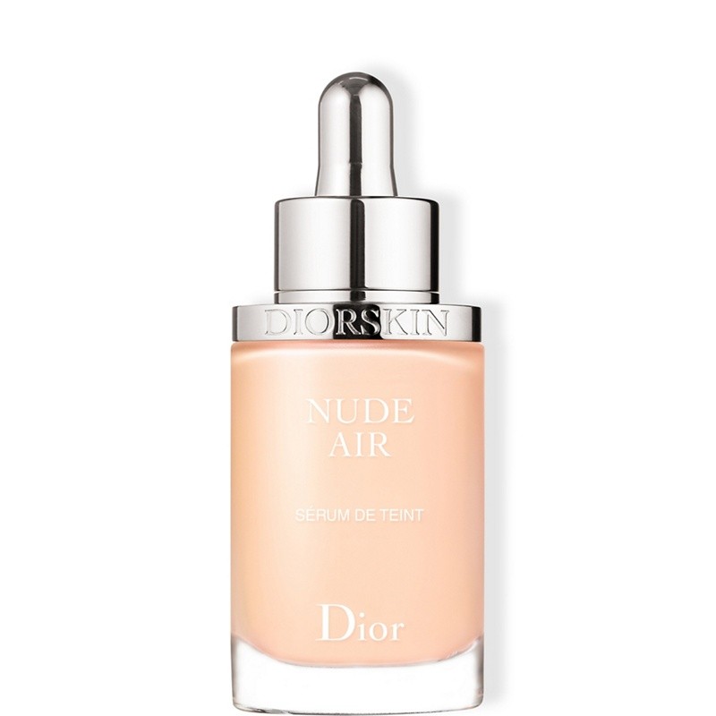 A precursor in the art of natural, Dior innovates and broadens its nude makeup expertise with Diorskin Nude Air: a weightless, ultra-fluid serum as light and beneficial as a breath of fresh air, for an enhanced complexion with sheer correction. Like after a day in the great outdoors, the complexion has all the fresh, radiant beauty of a natural healthy glow.