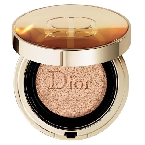Dior Prestige creates Le Cushion Teint de Rose, the cushion foundation with SPF 50 PA+++ that protects the skin while giving it the radiant and harmonious glow of a rose. This next-generation foundation, in its new slim case, not only enhances the skin instantly, but also amplifies its beauty day after day thanks to its formula enriched with the power of 460 rose petals.The skin's sensuality is fully revealed.  With a second-skin effect, its creamy texture guarantees voluptuous comfort and long-lasting wear, whatever the conditions.