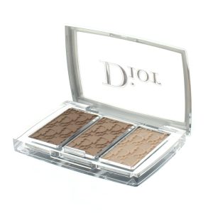 This Dior Back stage brow palette is designed to give you perfect brows every time. Enhance natural brows with the pressed powders, whilst fixing brow hairs & adding shape with the waterproof gel.